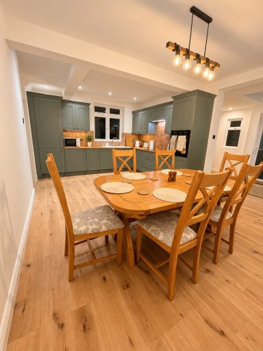 Dining table seating six in the holiday home near Luton