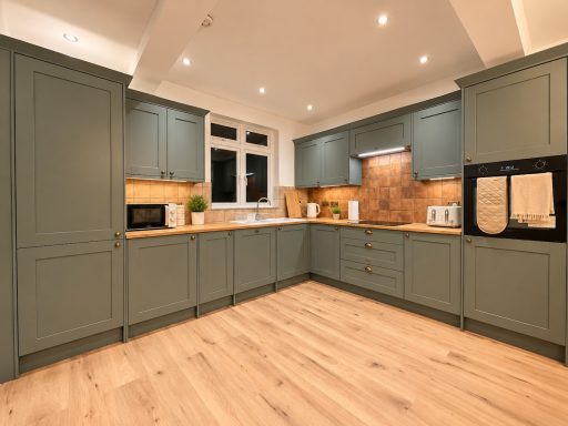 Fully equipped fitted kitchen, self-catering holiday home Luton