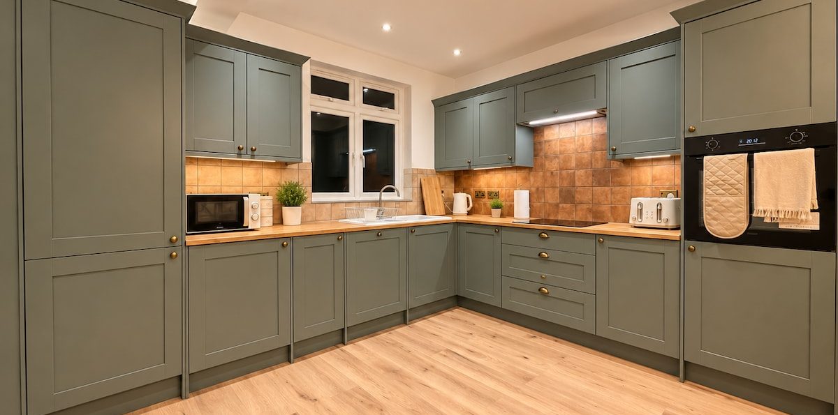 Fully equipped modern kitchen at Cosy Retreats, short stay near Luton Airport