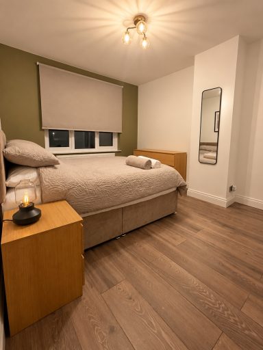 Spacious double bedroom, sleeps six holiday home near Luton