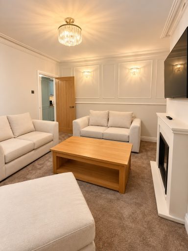 Cosy lounge with sofas and TV, Cosy Retreats Maidenhall area, Luton