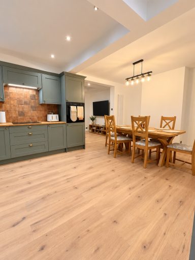 Open-plan dining area and kitchen at Cosy Retreats holiday home Luton