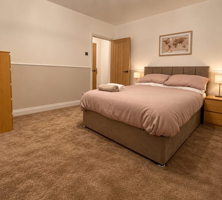 Comfortable double bedroom at Cosy Retreats holiday home near Luton Airport