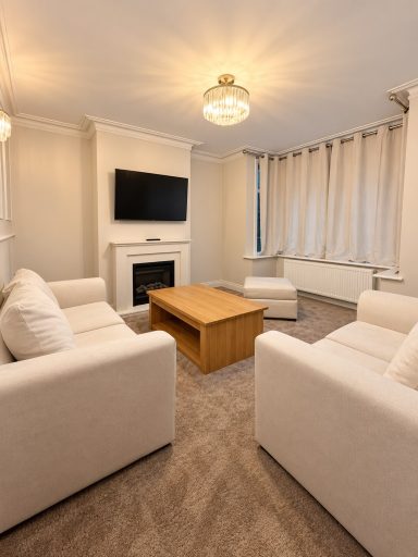 Living room with seating, short stay near Luton Airport